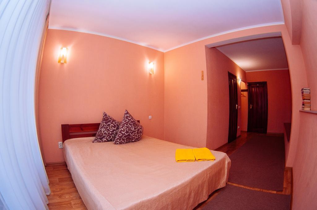 Leo Hostel Chernihiv Bagian luar foto