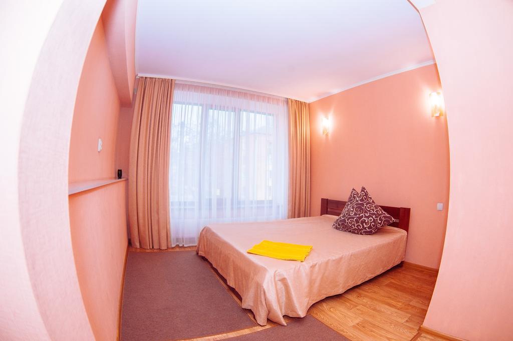 Leo Hostel Chernihiv Bagian luar foto